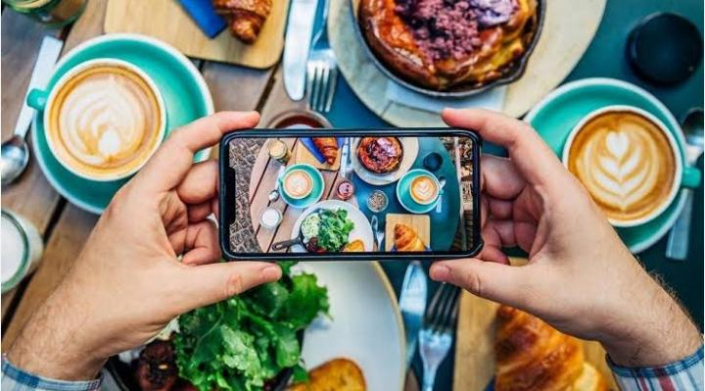 How to Become a Food Vlogger as a College Student? - DU Squad